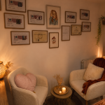 Espace d'accueil chaleureux chez Eclosion où se déroule le temps d'échange avant le massage, afin de comprendre le cycle, les douleurs et les besoins de chaque femme