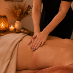 Aurore Kruppert réalise un massage personnalisé dans un cabinet cocooning dans les Yvelines
